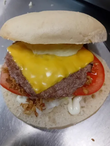 Manger un cheeseburger dans une friterie à Dunkerque , Dunkerque, Délice Frites