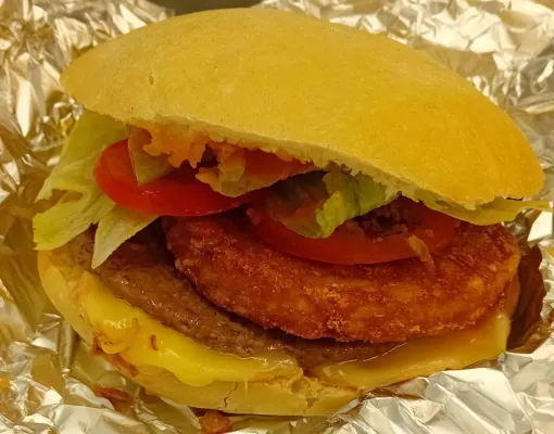Manger un raclette burger dans une friterie à Dunkerque , Dunkerque, Délice Frites
