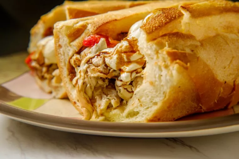 Acheter un sandwich à la fricadelle pour manger entre amis, Dunkerque, Délice Frites